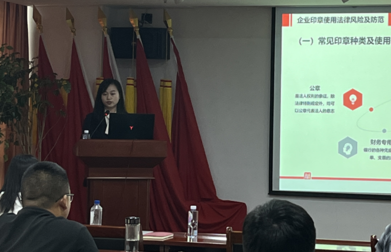 昨日，受顾问单位中建建工建设有限公司之邀，湖北楚德律师事务所为其精心准备并开展一次以《建筑房地产企业合规管理》为主题的法律知识专题培训讲座，精彩专业的讲座获得邀请单位的连连好评。    首先带来讲座分(图2)